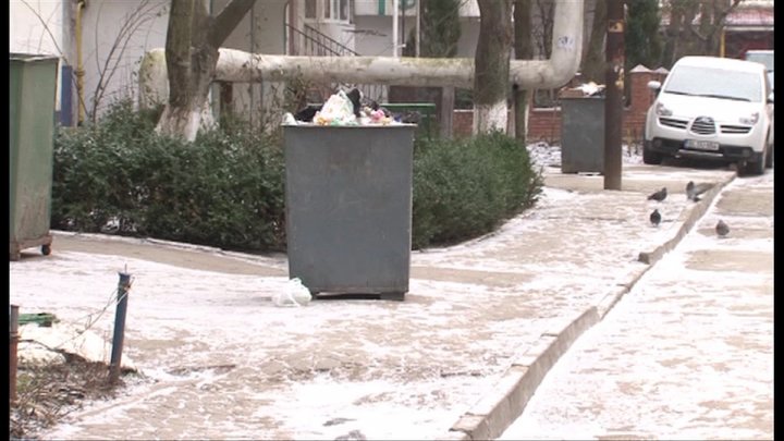 Totul doar pentru ei. Consilierii lui Usatîi se bucură de curți amenajate și drumuri reparate, în timp ce celelalte străzi arată ca după război