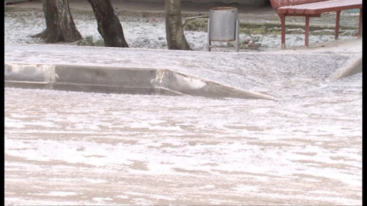 Totul doar pentru ei. Consilierii lui Usatîi se bucură de curți amenajate și drumuri reparate, în timp ce celelalte străzi arată ca după război