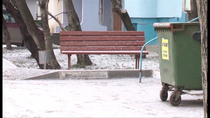 Totul doar pentru ei. Consilierii lui Usatîi se bucură de curți amenajate și drumuri reparate, în timp ce celelalte străzi arată ca după război