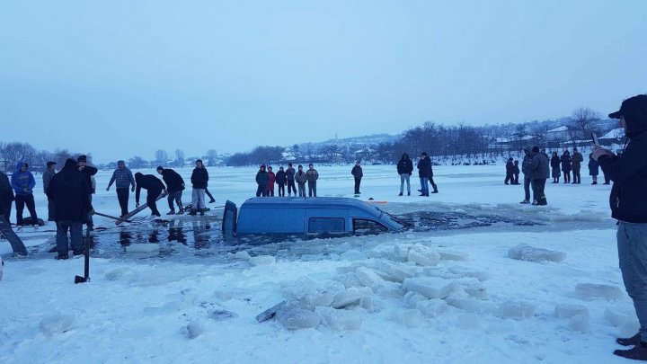 IMAGINI INCREDIBILE la Sângerei! O maşină a căzut sub gheaţa unui lac 