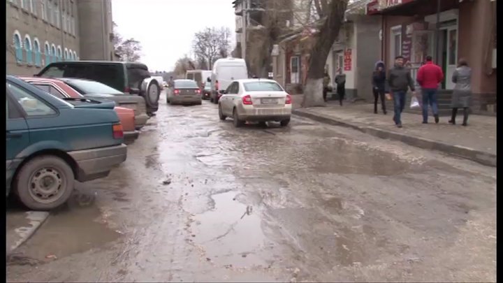 Strada principală din Bălți arată ca după război. Muncitorii au scos asfaltul şi lăsat lucrul baltă