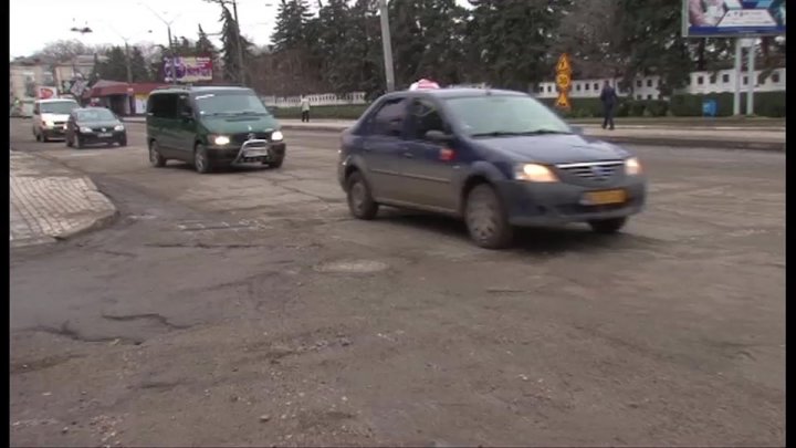 Strada principală din Bălți arată ca după război. Muncitorii au scos asfaltul şi lăsat lucrul baltă