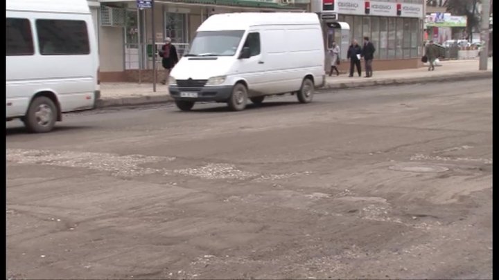 Strada principală din Bălți arată ca după război. Muncitorii au scos asfaltul şi lăsat lucrul baltă