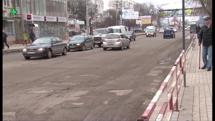 Strada principală din Bălți arată ca după război. Muncitorii au scos asfaltul şi lăsat lucrul baltă