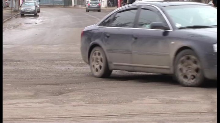 Strada principală din Bălți arată ca după război. Muncitorii au scos asfaltul şi lăsat lucrul baltă