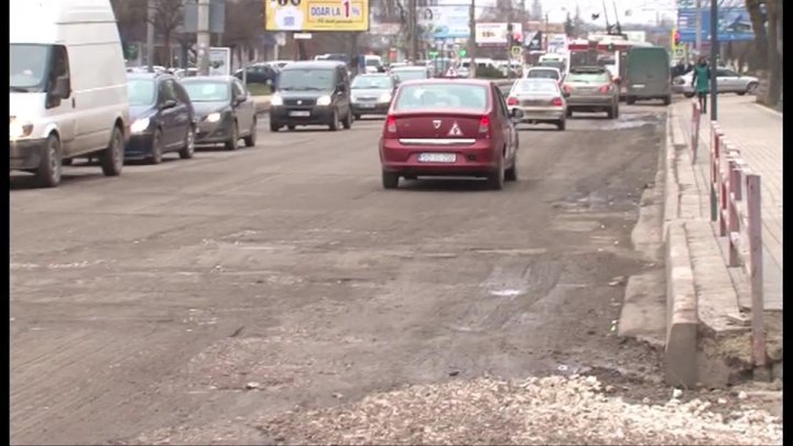 Strada principală din Bălți arată ca după război. Muncitorii au scos asfaltul şi lăsat lucrul baltă