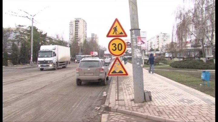 Strada principală din Bălți arată ca după război. Muncitorii au scos asfaltul şi lăsat lucrul baltă