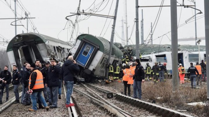 Tren deraiat în Italia. Patru oameni au murit și aproximativ 100 au fost spitalizaţi (FOTO)