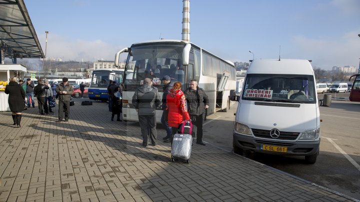 oamenii pleaca la tara de craciun