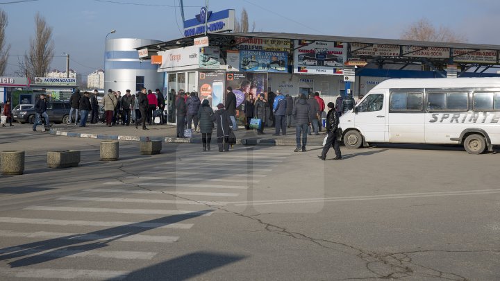 oamenii pleaca la tara de craciun