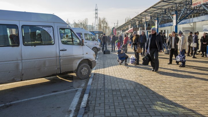 oamenii pleaca la tara de craciun