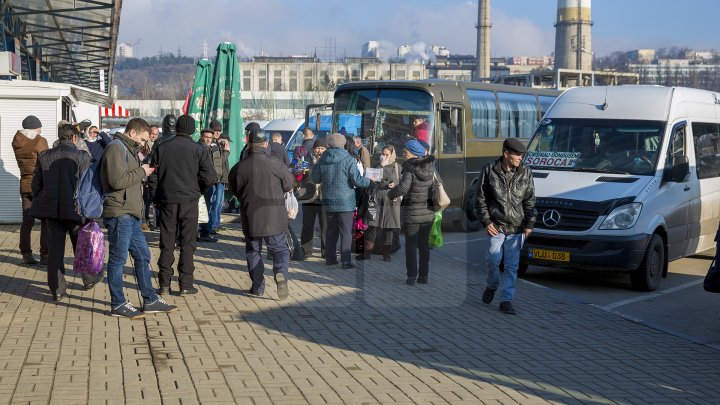 oamenii pleaca la tara de craciun