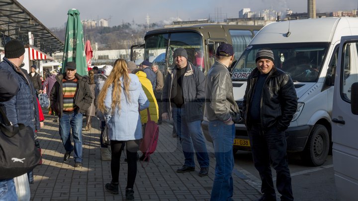 oamenii pleaca la tara de craciun