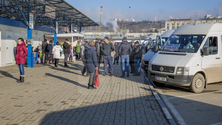 oamenii pleaca la tara de craciun