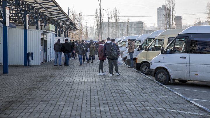 oamenii pleaca la tara de craciun