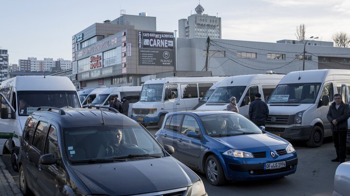 oamenii pleaca la tara de craciun