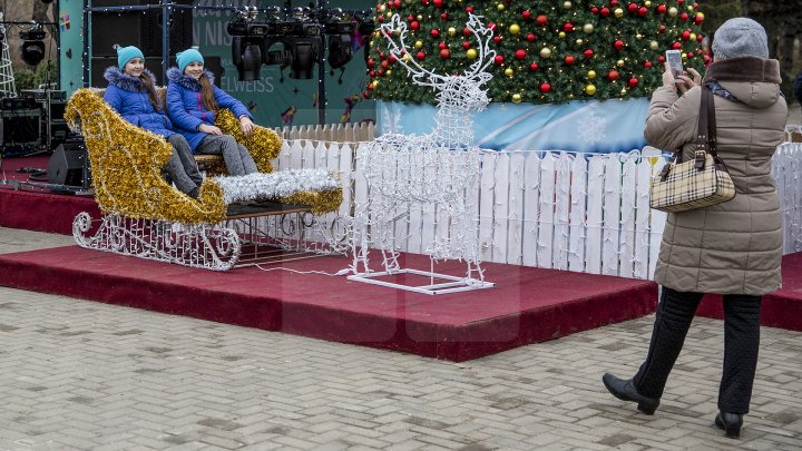 TĂRÂM DE POVESTE la Nisporeni. Zeci de copii au luat cu asalt parcul de distracţii de la târgul sărbătorilor de iarnă (FOTO)