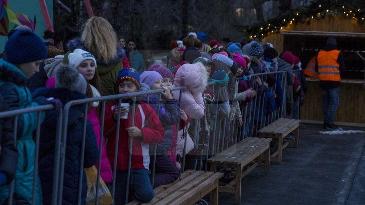 TĂRÂM DE POVESTE la Nisporeni. Zeci de copii au luat cu asalt parcul de distracţii de la târgul sărbătorilor de iarnă (FOTO)