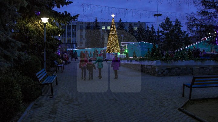 TĂRÂM DE POVESTE la Nisporeni. Zeci de copii au luat cu asalt parcul de distracţii de la târgul sărbătorilor de iarnă (FOTO)