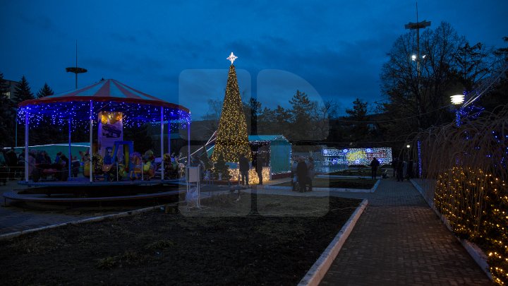 TĂRÂM DE POVESTE la Nisporeni. Zeci de copii au luat cu asalt parcul de distracţii de la târgul sărbătorilor de iarnă (FOTO)