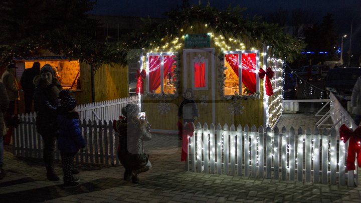 TĂRÂM DE POVESTE la Nisporeni. Zeci de copii au luat cu asalt parcul de distracţii de la târgul sărbătorilor de iarnă (FOTO)