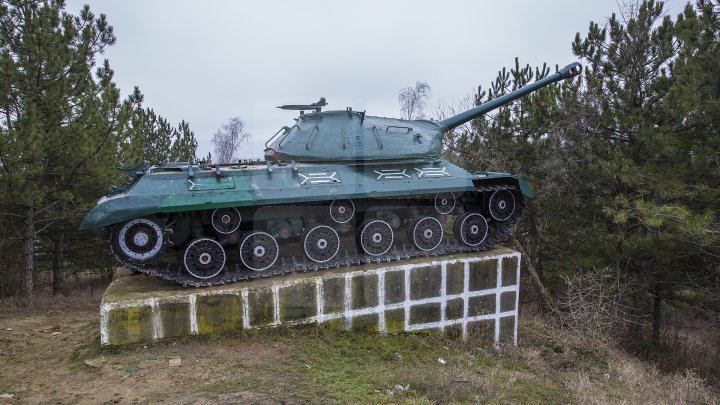 Tancul instalat în calitate de monument al Armatei Sovietice din Cornești a fost vandalizat (FOTOREPORT)