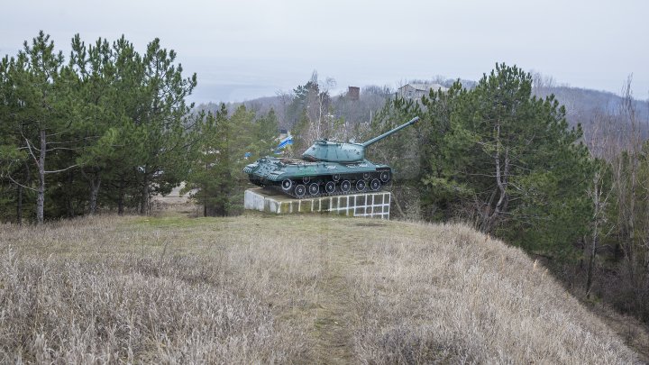 Tancul instalat în calitate de monument al Armatei Sovietice din Cornești a fost vandalizat (FOTOREPORT)