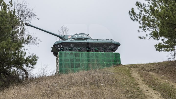 Tancul instalat în calitate de monument al Armatei Sovietice din Cornești a fost vandalizat (FOTOREPORT)