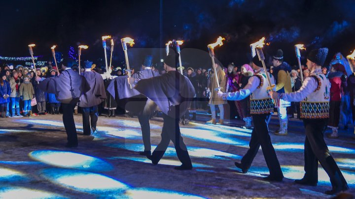 ATMOSFERA INCENDIARĂ de la Nisporeni în IMAGINI. 3 Sud- Est, Carla's Dreams şi Antonia au făcut furori la târgul de iarnă