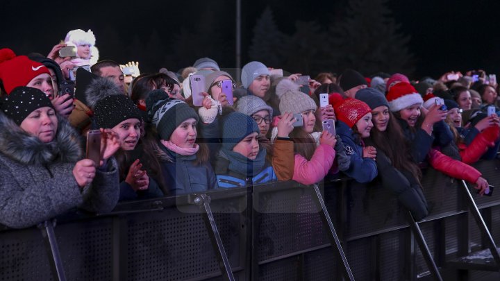 ATMOSFERA INCENDIARĂ de la Nisporeni în IMAGINI. 3 Sud- Est, Carla's Dreams şi Antonia au făcut furori la târgul de iarnă