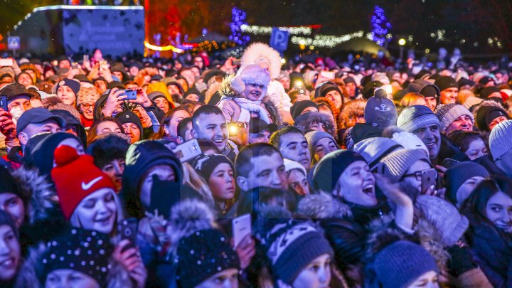 ATMOSFERA INCENDIARĂ de la Nisporeni în IMAGINI. 3 Sud- Est, Carla's Dreams şi Antonia au făcut furori la târgul de iarnă