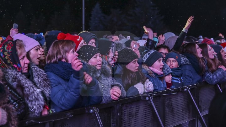 ATMOSFERA INCENDIARĂ de la Nisporeni în IMAGINI. 3 Sud- Est, Carla's Dreams şi Antonia au făcut furori la târgul de iarnă