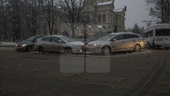 A NINS peste Moldova. Cum arată Capitala ţării în straie albe (FOTOREPORT)