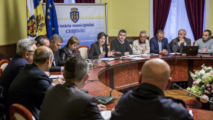 Şedinţa Comisiei situaţii excepţionale. Silvia Radu a solicitat majorarea numărului utilajelor implicate în deszăpezirea străzilor