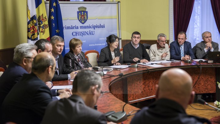 Şedinţa Comisiei situaţii excepţionale. Silvia Radu a solicitat majorarea numărului utilajelor implicate în deszăpezirea străzilor