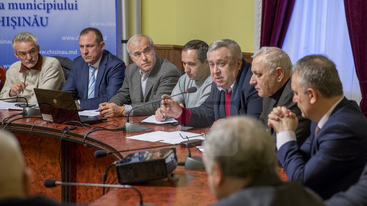 Şedinţa Comisiei situaţii excepţionale. Silvia Radu a solicitat majorarea numărului utilajelor implicate în deszăpezirea străzilor