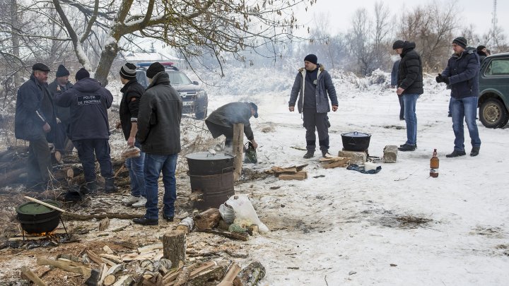 Păstrători ai tradiţiei! De Bobotează, poliţiştii de frontieră s-au scăldat în apa rece ca gheața a Prutului (VIDEO) 