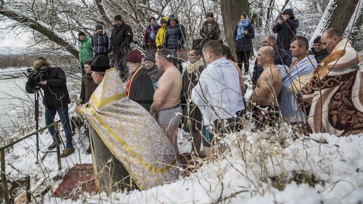 Păstrători ai tradiţiei! De Bobotează, poliţiştii de frontieră s-au scăldat în apa rece ca gheața a Prutului (VIDEO) 