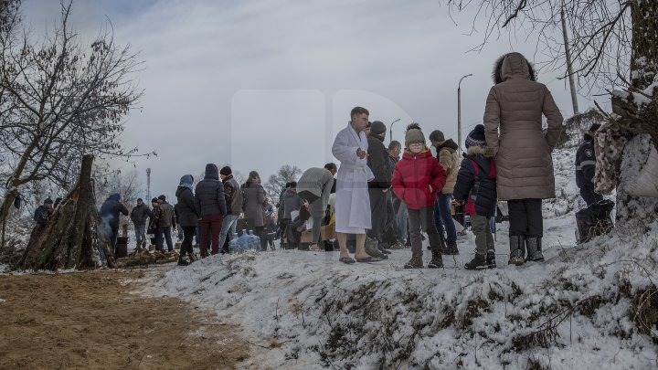 Păstrători ai tradiţiei! De Bobotează, poliţiştii de frontieră s-au scăldat în apa rece ca gheața a Prutului (VIDEO) 