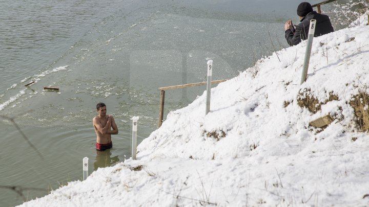 Păstrători ai tradiţiei! De Bobotează, poliţiştii de frontieră s-au scăldat în apa rece ca gheața a Prutului (VIDEO) 