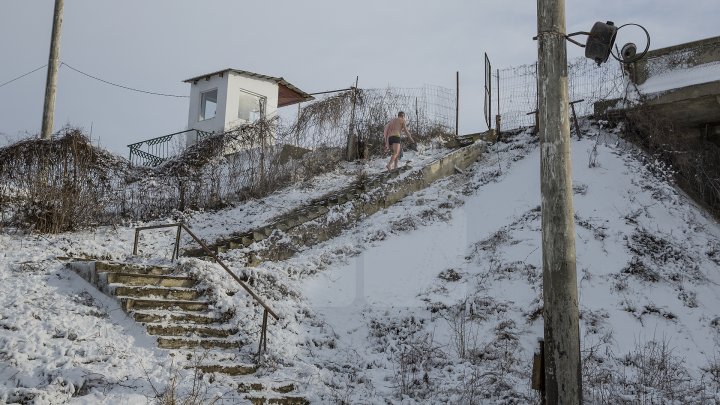 Păstrători ai tradiţiei! De Bobotează, poliţiştii de frontieră s-au scăldat în apa rece ca gheața a Prutului (VIDEO) 