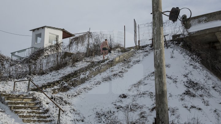 Păstrători ai tradiţiei! De Bobotează, poliţiştii de frontieră s-au scăldat în apa rece ca gheața a Prutului (VIDEO) 