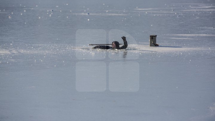 PANICĂ la Valea Morilor! Un pescar a căzut sub gheață. Salvatorii au intervenit în forță (FOTOREPORT)