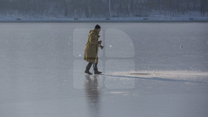 PANICĂ la Valea Morilor! Un pescar a căzut sub gheață. Salvatorii au intervenit în forță (FOTOREPORT)