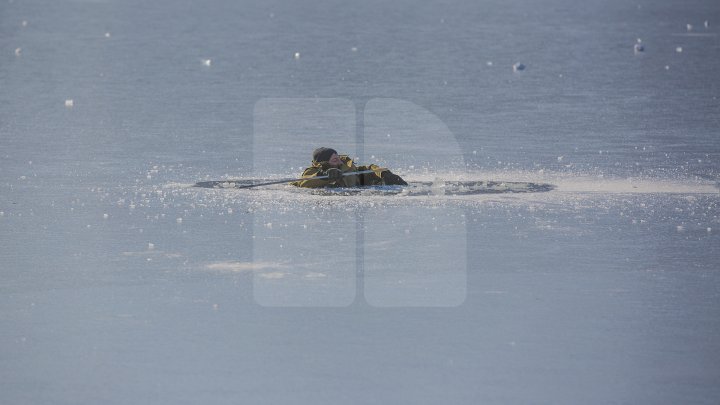 PANICĂ la Valea Morilor! Un pescar a căzut sub gheață. Salvatorii au intervenit în forță (FOTOREPORT)