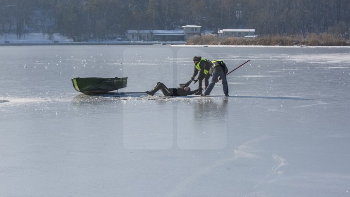 PANICĂ la Valea Morilor! Un pescar a căzut sub gheață. Salvatorii au intervenit în forță (FOTOREPORT)