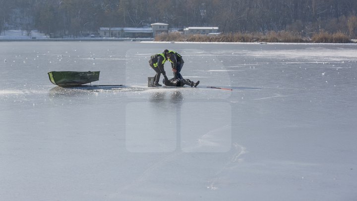 PANICĂ la Valea Morilor! Un pescar a căzut sub gheață. Salvatorii au intervenit în forță (FOTOREPORT)