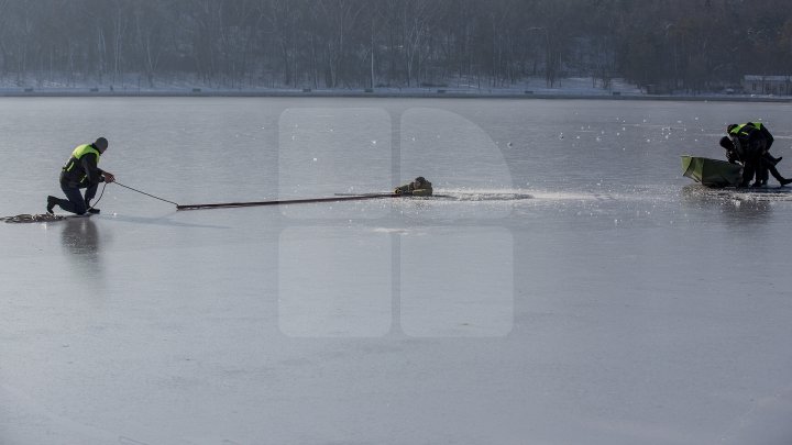 PANICĂ la Valea Morilor! Un pescar a căzut sub gheață. Salvatorii au intervenit în forță (FOTOREPORT)