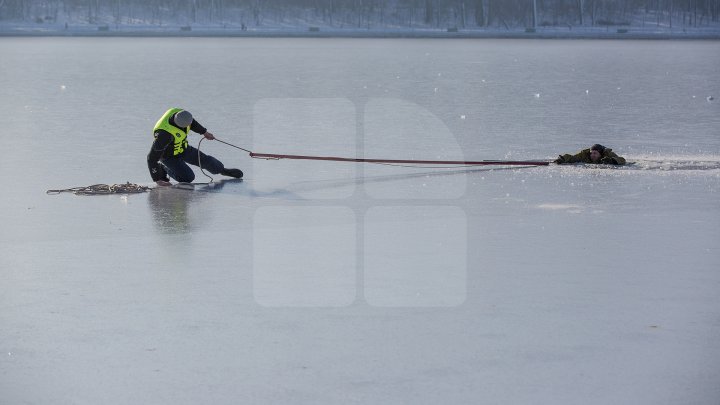 PANICĂ la Valea Morilor! Un pescar a căzut sub gheață. Salvatorii au intervenit în forță (FOTOREPORT)