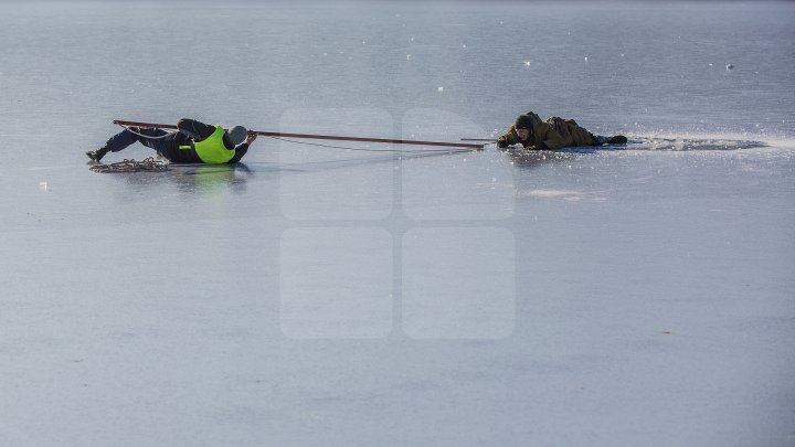 PANICĂ la Valea Morilor! Un pescar a căzut sub gheață. Salvatorii au intervenit în forță (FOTOREPORT)